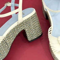 Valentino/华伦天奴26WF新品 露趾爱心编织防水台粗跟凉鞋 爱心露趾甜到心巴 防水台粗跟超显高 软弹脚感暴走也 Valentino/华伦天奴26WF新品 露趾爱心编织防水台粗跟凉鞋 爱心露趾甜到心巴 防水台粗跟超显高 软弹脚感暴走也