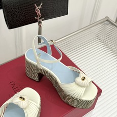 Valentino/华伦天奴26WF新品 露趾爱心编织防水台粗跟凉鞋 爱心露趾甜到心巴 防水台粗跟超显高 软弹脚感暴走也 Valentino/华伦天奴26WF新品 露趾爱心编织防水台粗跟凉鞋 爱心露趾甜到心巴 防水台粗跟超显高 软弹脚感暴走也