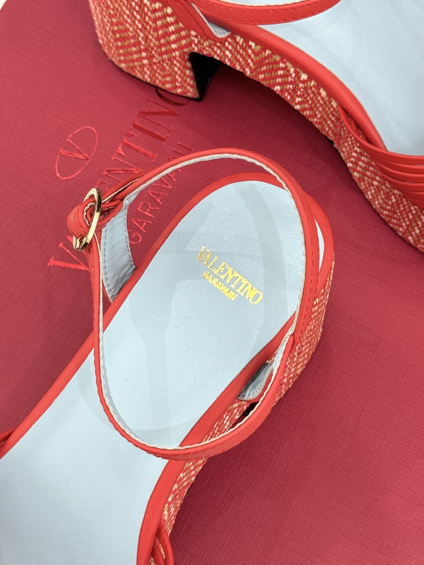 Valentino/华伦天奴26WF新品 露趾爱心编织防水台粗跟凉鞋 爱心露趾甜到心巴 防水台粗跟超显高 软弹脚感暴走也 Valentino/华伦天奴26WF新品 露趾爱心编织防水台粗跟凉鞋 爱心露趾甜到心巴 防水台粗跟超显高 软弹脚感暴走也