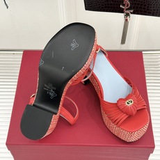 Valentino/华伦天奴26WF新品 露趾爱心编织防水台粗跟凉鞋 爱心露趾甜到心巴 防水台粗跟超显高 软弹脚感暴走也 Valentino/华伦天奴26WF新品 露趾爱心编织防水台粗跟凉鞋 爱心露趾甜到心巴 防水台粗跟超显高 软弹脚感暴走也