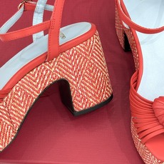 Valentino/华伦天奴26WF新品 露趾爱心编织防水台粗跟凉鞋 爱心露趾甜到心巴 防水台粗跟超显高 软弹脚感暴走也 Valentino/华伦天奴26WF新品 露趾爱心编织防水台粗跟凉鞋 爱心露趾甜到心巴 防水台粗跟超显高 软弹脚感暴走也