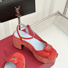 Valentino/华伦天奴26WF新品 露趾爱心编织防水台粗跟凉鞋 爱心露趾甜到心巴 防水台粗跟超显高 软弹脚感暴走也 Valentino/华伦天奴26WF新品 露趾爱心编织防水台粗跟凉鞋 爱心露趾甜到心巴 防水台粗跟超显高 软弹脚感暴走也