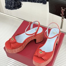 Valentino/华伦天奴26WF新品 露趾爱心编织防水台粗跟凉鞋 爱心露趾甜到心巴 防水台粗跟超显高 软弹脚感暴走也 Valentino/华伦天奴26WF新品 露趾爱心编织防水台粗跟凉鞋 爱心露趾甜到心巴 防水台粗跟超显高 软弹脚感暴走也