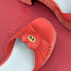 Valentino/华伦天奴26WF新品 露趾爱心编织防水台粗跟凉鞋 爱心露趾甜到心巴 防水台粗跟超显高 软弹脚感暴走也 Valentino/华伦天奴26WF新品 露趾爱心编织防水台粗跟凉鞋 爱心露趾甜到心巴 防水台粗跟超显高 软弹脚感暴走也