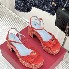 Valentino/华伦天奴26WF新品 露趾爱心编织防水台粗跟凉鞋 爱心露趾甜到心巴 防水台粗跟超显高 软弹脚感暴走也 Valentino/华伦天奴26WF新品 露趾爱心编织防水台粗跟凉鞋 爱心露趾甜到心巴 防水台粗跟超显高 软弹脚感暴走也