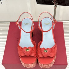 Valentino/华伦天奴26WF新品 露趾爱心编织防水台粗跟凉鞋 爱心露趾甜到心巴 防水台粗跟超显高 软弹脚感暴走也 Valentino/华伦天奴26WF新品 露趾爱心编织防水台粗跟凉鞋 爱心露趾甜到心巴 防水台粗跟超显高 软弹脚感暴走也