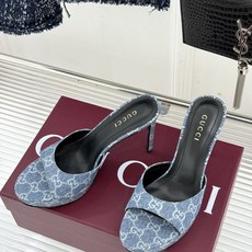 Gucci/古驰26WF新品马衔扣 鱼嘴防水台细跟高跟拖鞋 演绎复古奢华与现代气场的融合之作。 标志性金属马衔扣点缀鱼嘴 Gucci/古驰26WF新品马衔扣 鱼嘴防水台细跟高跟拖鞋 演绎复古奢华与现代气场的融合之作。 标志性金属马衔扣点缀鱼嘴