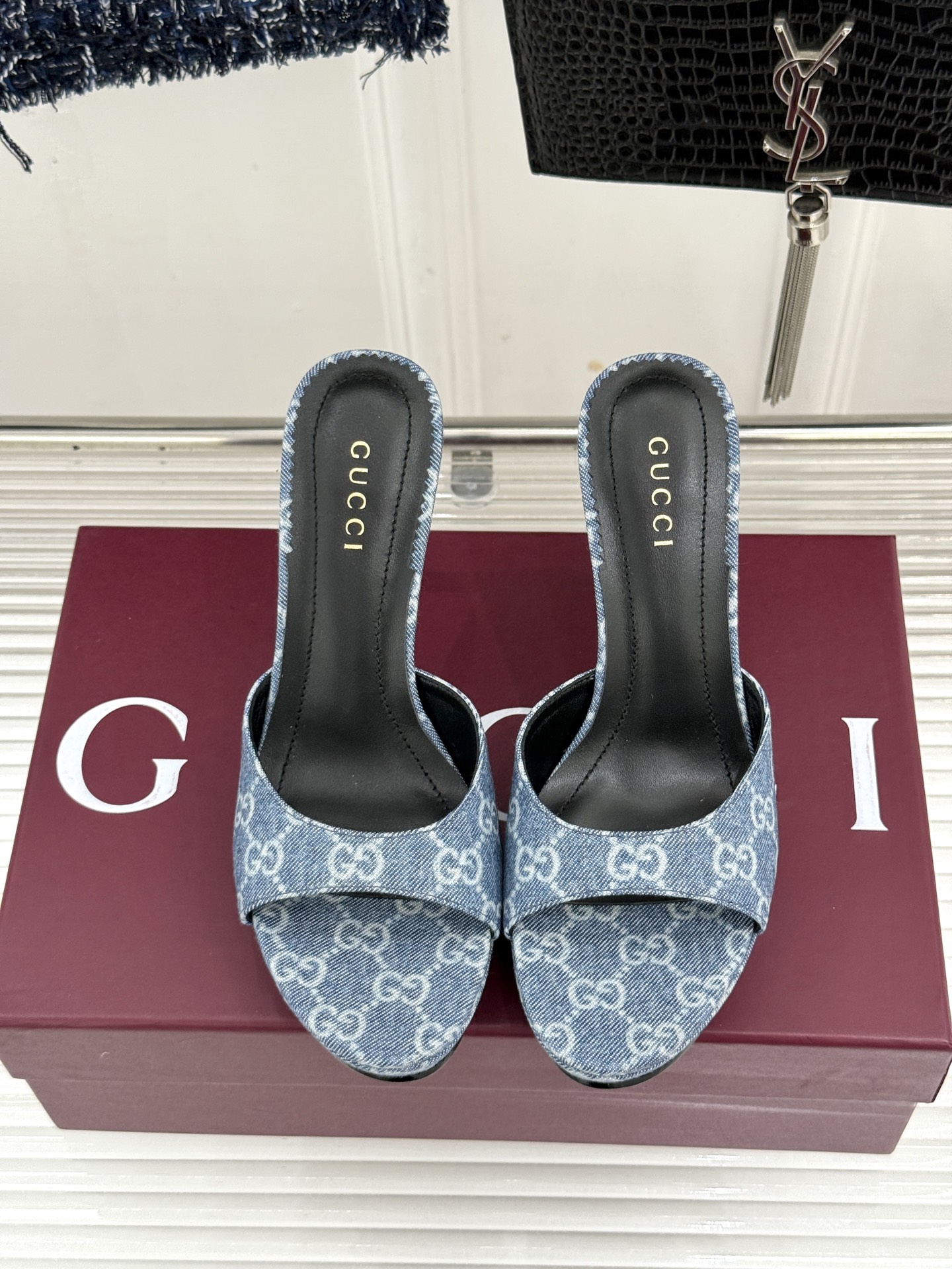 Gucci/古驰26WF新品马衔扣 鱼嘴防水台细跟高跟拖鞋 演绎复古奢华与现代气场的融合之作。 标志性金属马衔扣点缀鱼嘴 Gucci/古驰26WF新品马衔扣 鱼嘴防水台细跟高跟拖鞋 演绎复古奢华与现代气场的融合之作。 标志性金属马衔扣点缀鱼嘴