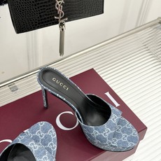 Gucci/古驰26WF新品马衔扣 鱼嘴防水台细跟高跟拖鞋 演绎复古奢华与现代气场的融合之作。 标志性金属马衔扣点缀鱼嘴 Gucci/古驰26WF新品马衔扣 鱼嘴防水台细跟高跟拖鞋 演绎复古奢华与现代气场的融合之作。 标志性金属马衔扣点缀鱼嘴