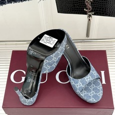 Gucci/古驰26WF新品马衔扣 鱼嘴防水台细跟高跟拖鞋 演绎复古奢华与现代气场的融合之作。 标志性金属马衔扣点缀鱼嘴 Gucci/古驰26WF新品马衔扣 鱼嘴防水台细跟高跟拖鞋 演绎复古奢华与现代气场的融合之作。 标志性金属马衔扣点缀鱼嘴
