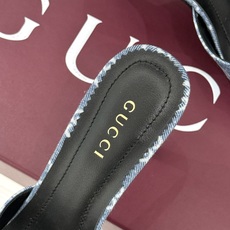 Gucci/古驰26WF新品马衔扣 鱼嘴防水台细跟高跟拖鞋 演绎复古奢华与现代气场的融合之作。 标志性金属马衔扣点缀鱼嘴 Gucci/古驰26WF新品马衔扣 鱼嘴防水台细跟高跟拖鞋 演绎复古奢华与现代气场的融合之作。 标志性金属马衔扣点缀鱼嘴