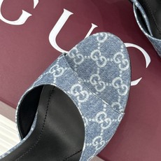 Gucci/古驰26WF新品马衔扣 鱼嘴防水台细跟高跟拖鞋 演绎复古奢华与现代气场的融合之作。 标志性金属马衔扣点缀鱼嘴 Gucci/古驰26WF新品马衔扣 鱼嘴防水台细跟高跟拖鞋 演绎复古奢华与现代气场的融合之作。 标志性金属马衔扣点缀鱼嘴