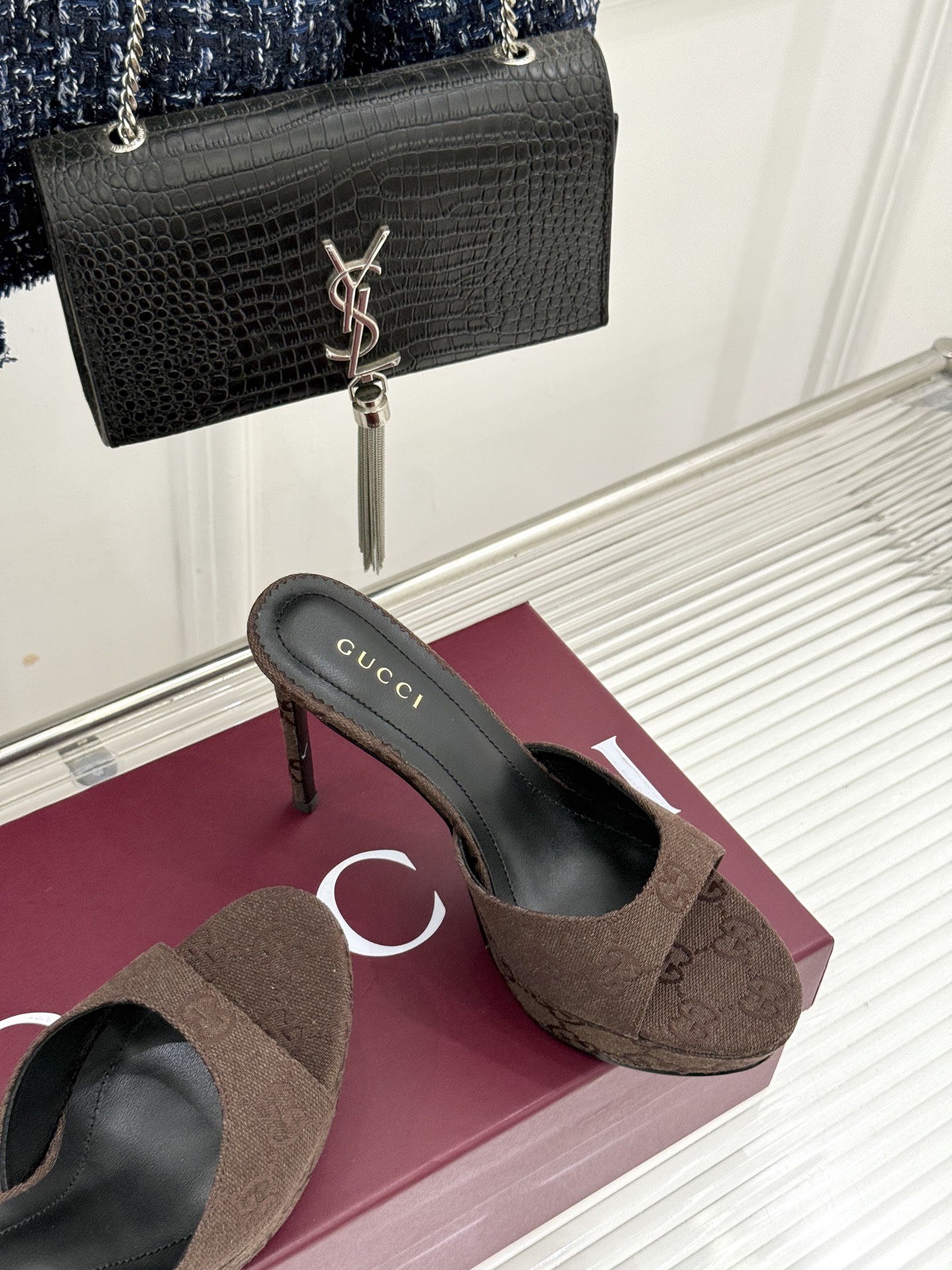 Gucci/古驰26WF新品马衔扣 鱼嘴防水台细跟高跟拖鞋 演绎复古奢华与现代气场的融合之作。 标志性金属马衔扣点缀鱼嘴