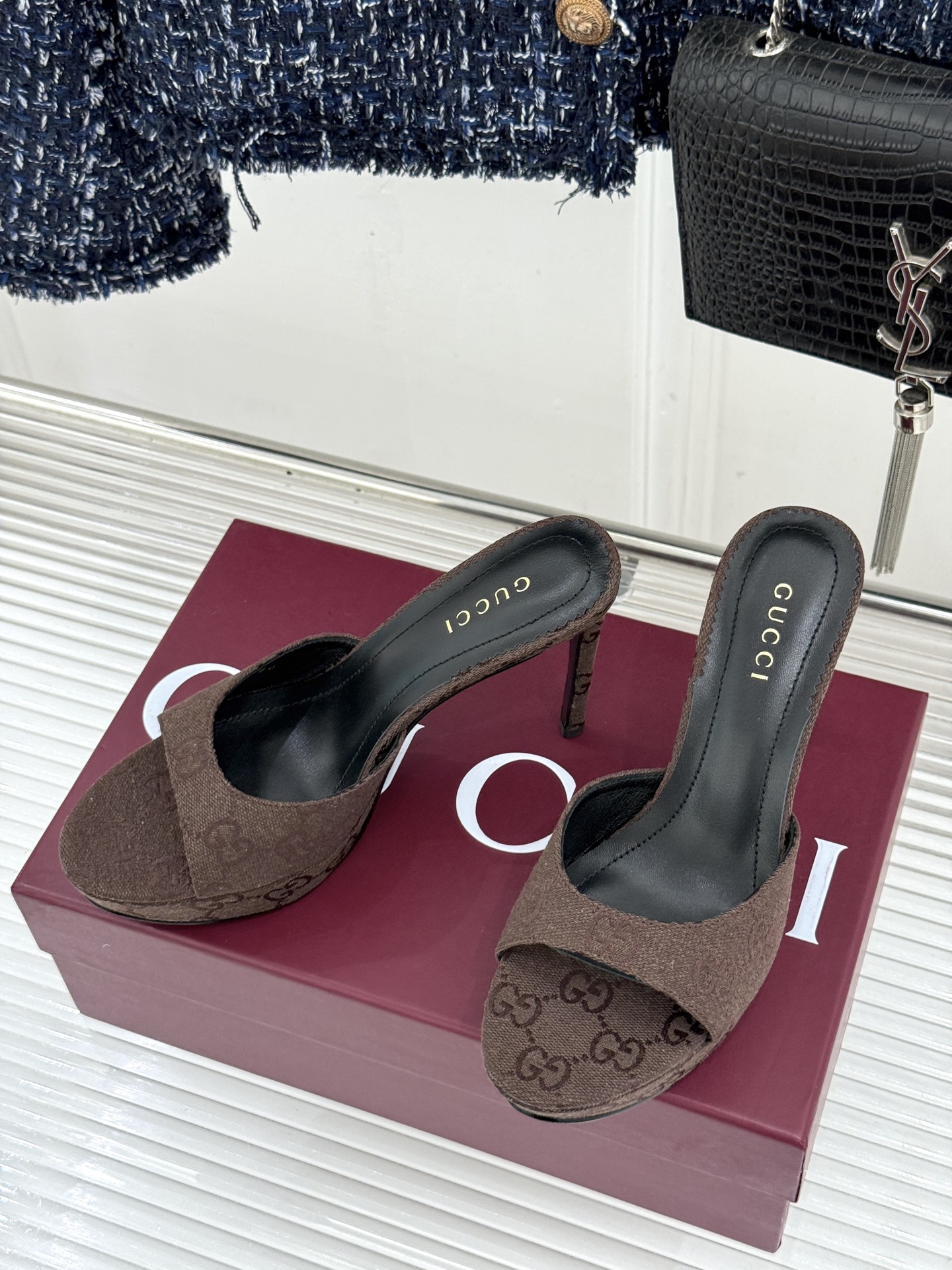 Gucci/古驰26WF新品马衔扣 鱼嘴防水台细跟高跟拖鞋 演绎复古奢华与现代气场的融合之作。 标志性金属马衔扣点缀鱼嘴
