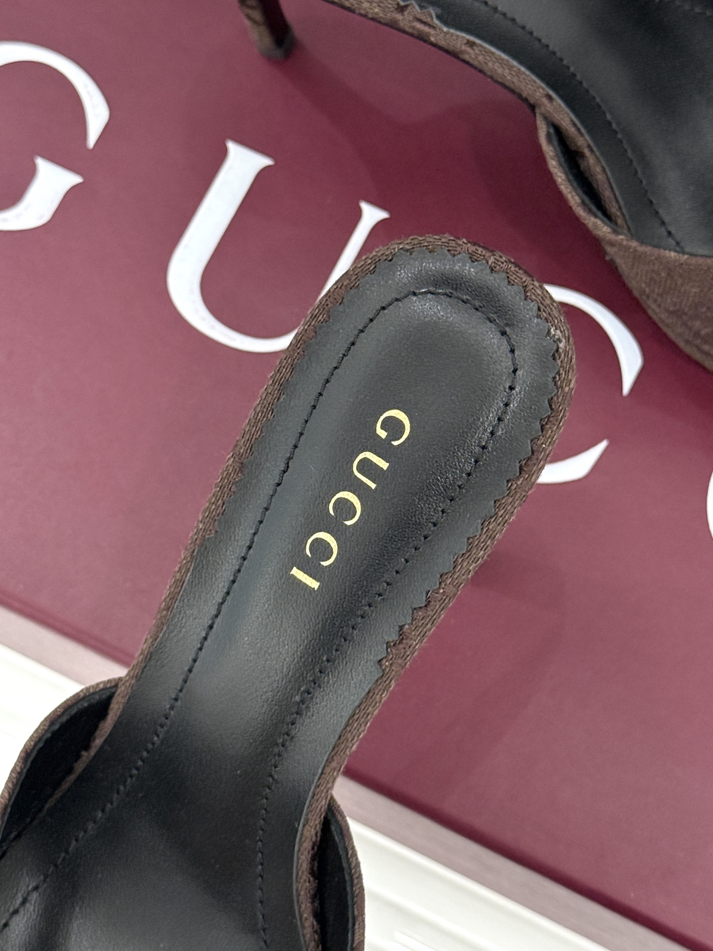 Gucci/古驰26WF新品马衔扣 鱼嘴防水台细跟高跟拖鞋 演绎复古奢华与现代气场的融合之作。 标志性金属马衔扣点缀鱼嘴