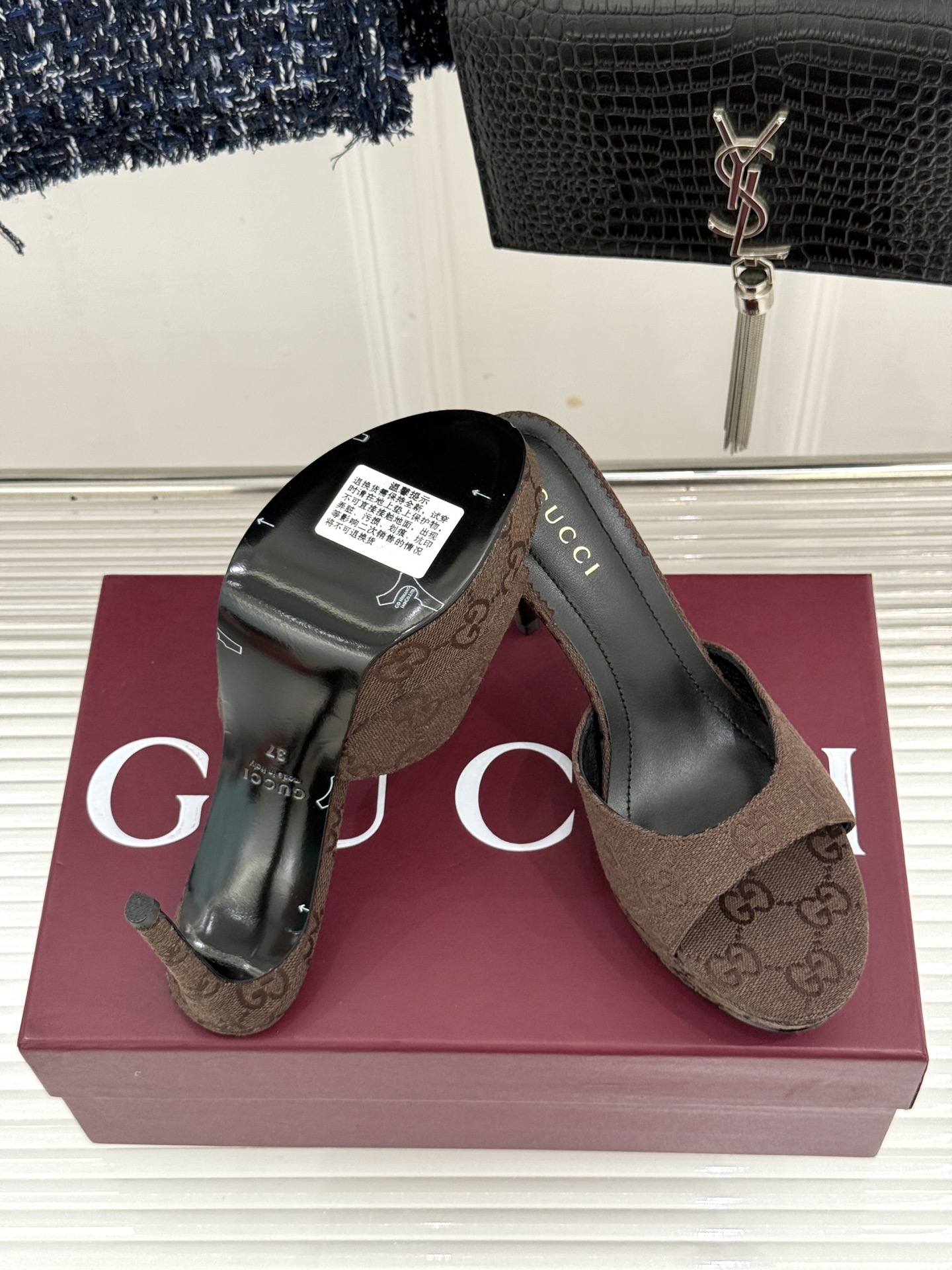 Gucci/古驰26WF新品马衔扣 鱼嘴防水台细跟高跟拖鞋 演绎复古奢华与现代气场的融合之作。 标志性金属马衔扣点缀鱼嘴