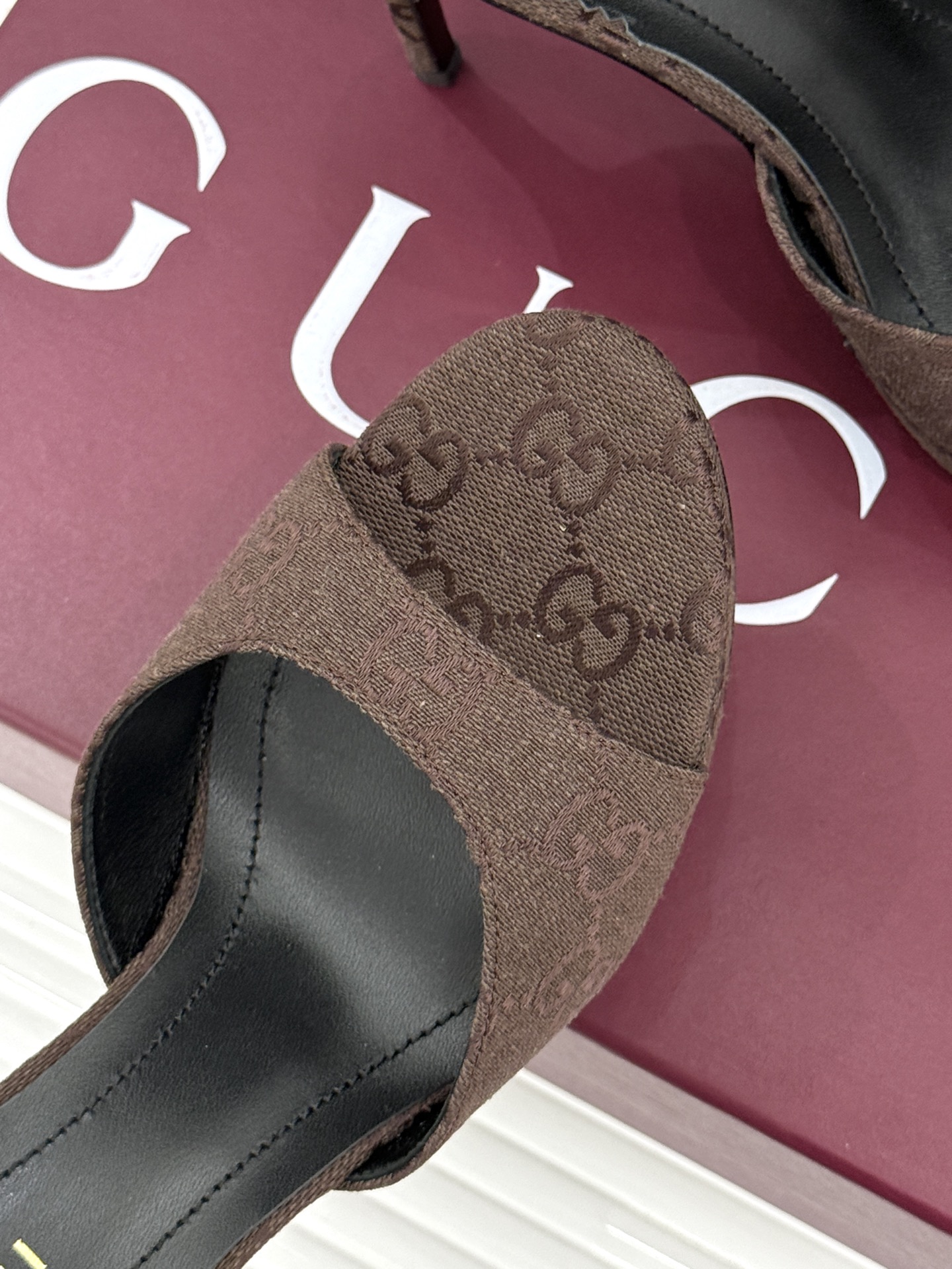 Gucci/古驰26WF新品马衔扣 鱼嘴防水台细跟高跟拖鞋 演绎复古奢华与现代气场的融合之作。 标志性金属马衔扣点缀鱼嘴