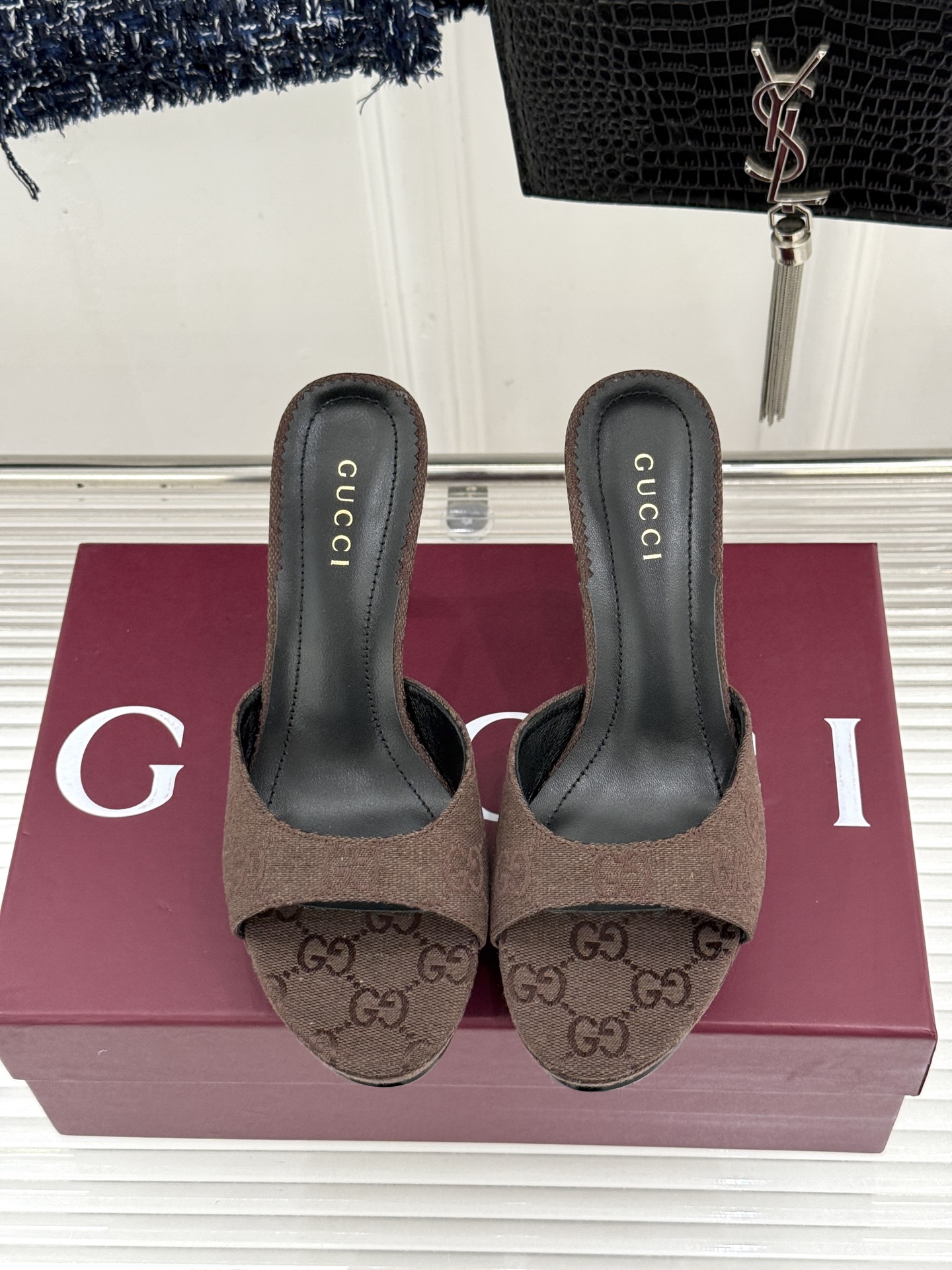 Gucci/古驰26WF新品马衔扣 鱼嘴防水台细跟高跟拖鞋 演绎复古奢华与现代气场的融合之作。 标志性金属马衔扣点缀鱼嘴