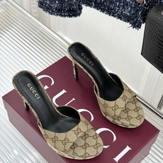 Gucci/古驰26WF新品马衔扣 鱼嘴防水台细跟高跟拖鞋 演绎复古奢华与现代气场的融合之作。 标志性金属马衔扣点缀鱼嘴 Gucci/古驰26WF新品马衔扣 鱼嘴防水台细跟高跟拖鞋 演绎复古奢华与现代气场的融合之作。 标志性金属马衔扣点缀鱼嘴