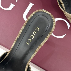 Gucci/古驰26WF新品马衔扣 鱼嘴防水台细跟高跟拖鞋 演绎复古奢华与现代气场的融合之作。 标志性金属马衔扣点缀鱼嘴 Gucci/古驰26WF新品马衔扣 鱼嘴防水台细跟高跟拖鞋 演绎复古奢华与现代气场的融合之作。 标志性金属马衔扣点缀鱼嘴