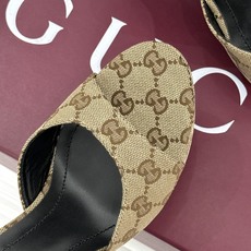 Gucci/古驰26WF新品马衔扣 鱼嘴防水台细跟高跟拖鞋 演绎复古奢华与现代气场的融合之作。 标志性金属马衔扣点缀鱼嘴 Gucci/古驰26WF新品马衔扣 鱼嘴防水台细跟高跟拖鞋 演绎复古奢华与现代气场的融合之作。 标志性金属马衔扣点缀鱼嘴
