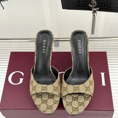 Gucci/古驰26WF新品马衔扣 鱼嘴防水台细跟高跟拖鞋 演绎复古奢华与现代气场的融合之作。 标志性金属马衔扣点缀鱼嘴 Gucci/古驰26WF新品马衔扣 鱼嘴防水台细跟高跟拖鞋 演绎复古奢华与现代气场的融合之作。 标志性金属马衔扣点缀鱼嘴