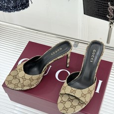 Gucci/古驰26WF新品马衔扣 鱼嘴防水台细跟高跟拖鞋 演绎复古奢华与现代气场的融合之作。 标志性金属马衔扣点缀鱼嘴 Gucci/古驰26WF新品马衔扣 鱼嘴防水台细跟高跟拖鞋 演绎复古奢华与现代气场的融合之作。 标志性金属马衔扣点缀鱼嘴