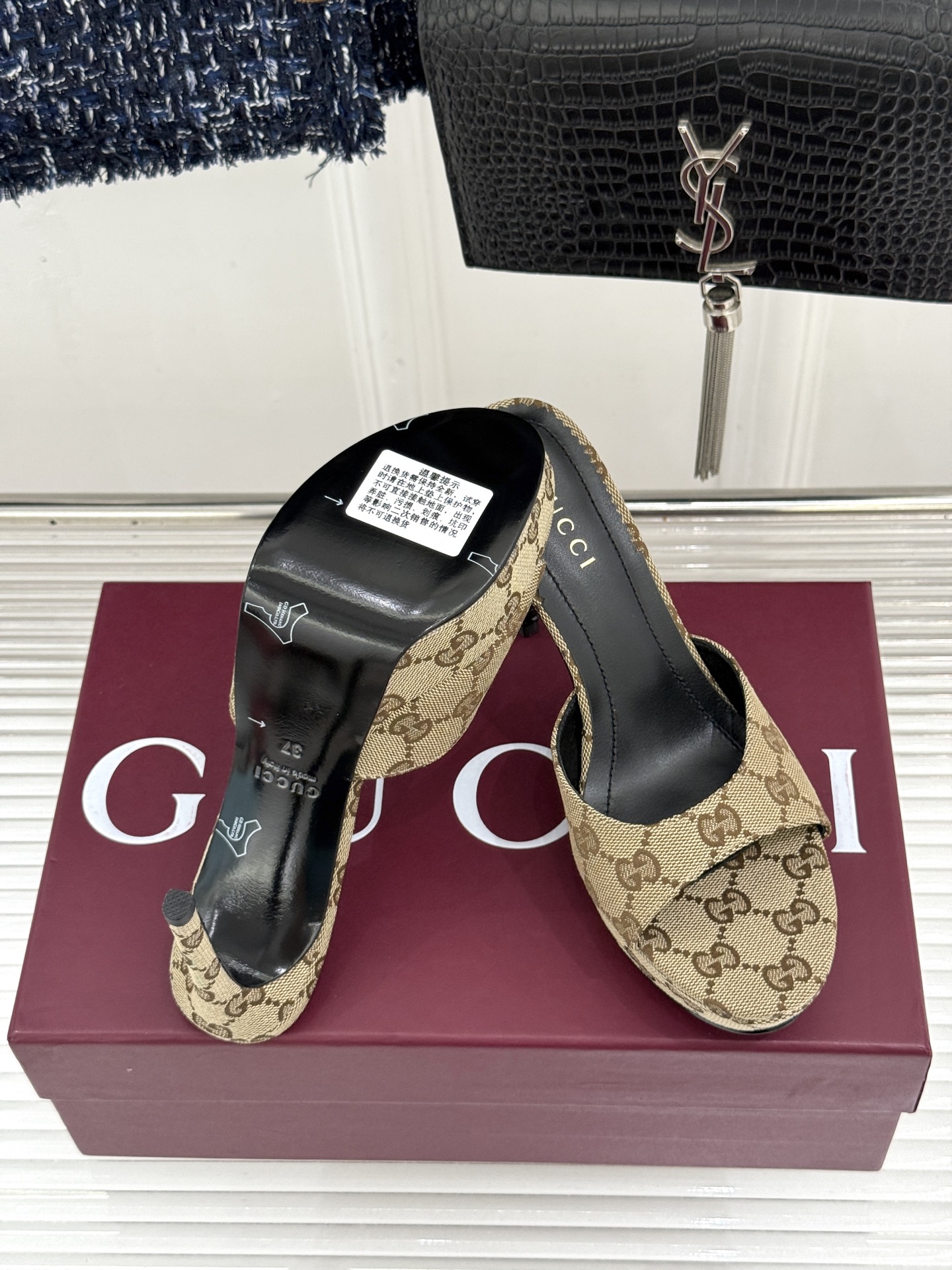 Gucci/古驰26WF新品马衔扣 鱼嘴防水台细跟高跟拖鞋 演绎复古奢华与现代气场的融合之作。 标志性金属马衔扣点缀鱼嘴 Gucci/古驰26WF新品马衔扣 鱼嘴防水台细跟高跟拖鞋 演绎复古奢华与现代气场的融合之作。 标志性金属马衔扣点缀鱼嘴