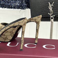 Gucci/古驰26WF新品马衔扣 鱼嘴防水台细跟高跟拖鞋 演绎复古奢华与现代气场的融合之作。 标志性金属马衔扣点缀鱼嘴 Gucci/古驰26WF新品马衔扣 鱼嘴防水台细跟高跟拖鞋 演绎复古奢华与现代气场的融合之作。 标志性金属马衔扣点缀鱼嘴
