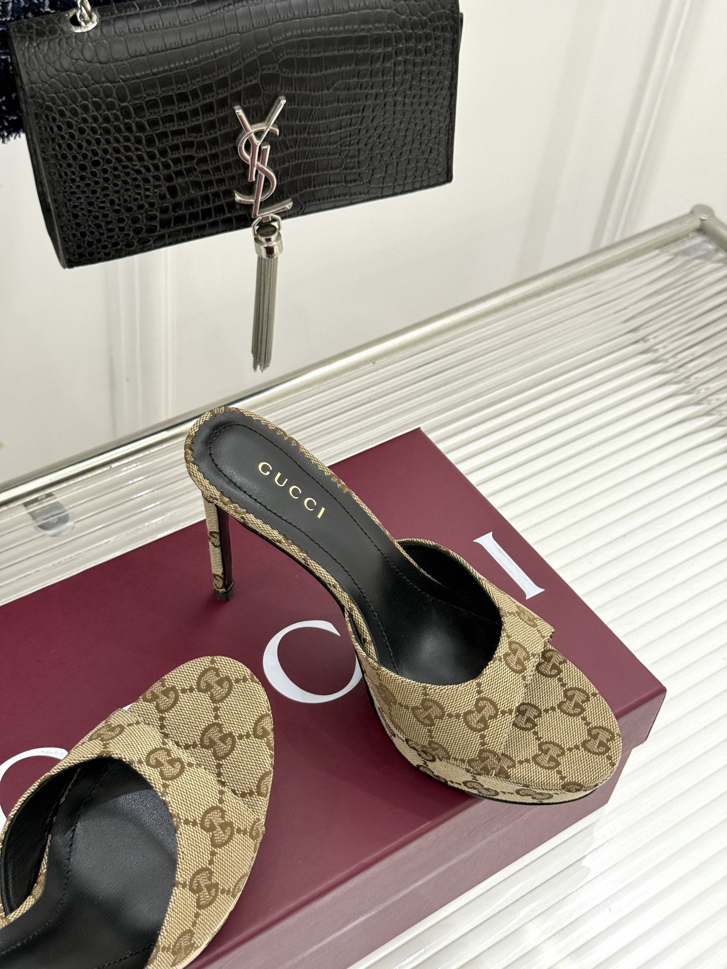Gucci/古驰26WF新品马衔扣 鱼嘴防水台细跟高跟拖鞋 演绎复古奢华与现代气场的融合之作。 标志性金属马衔扣点缀鱼嘴 Gucci/古驰26WF新品马衔扣 鱼嘴防水台细跟高跟拖鞋 演绎复古奢华与现代气场的融合之作。 标志性金属马衔扣点缀鱼嘴