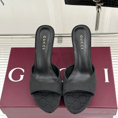 Gucci/古驰26WF新品马衔扣 鱼嘴防水台细跟高跟拖鞋 演绎复古奢华与现代气场的融合之作。 标志性金属马衔扣点缀鱼嘴 Gucci/古驰26WF新品马衔扣 鱼嘴防水台细跟高跟拖鞋 演绎复古奢华与现代气场的融合之作。 标志性金属马衔扣点缀鱼嘴