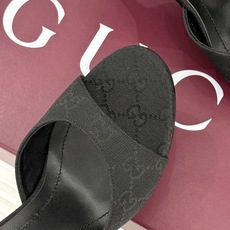 Gucci/古驰26WF新品马衔扣 鱼嘴防水台细跟高跟拖鞋 演绎复古奢华与现代气场的融合之作。 标志性金属马衔扣点缀鱼嘴 Gucci/古驰26WF新品马衔扣 鱼嘴防水台细跟高跟拖鞋 演绎复古奢华与现代气场的融合之作。 标志性金属马衔扣点缀鱼嘴