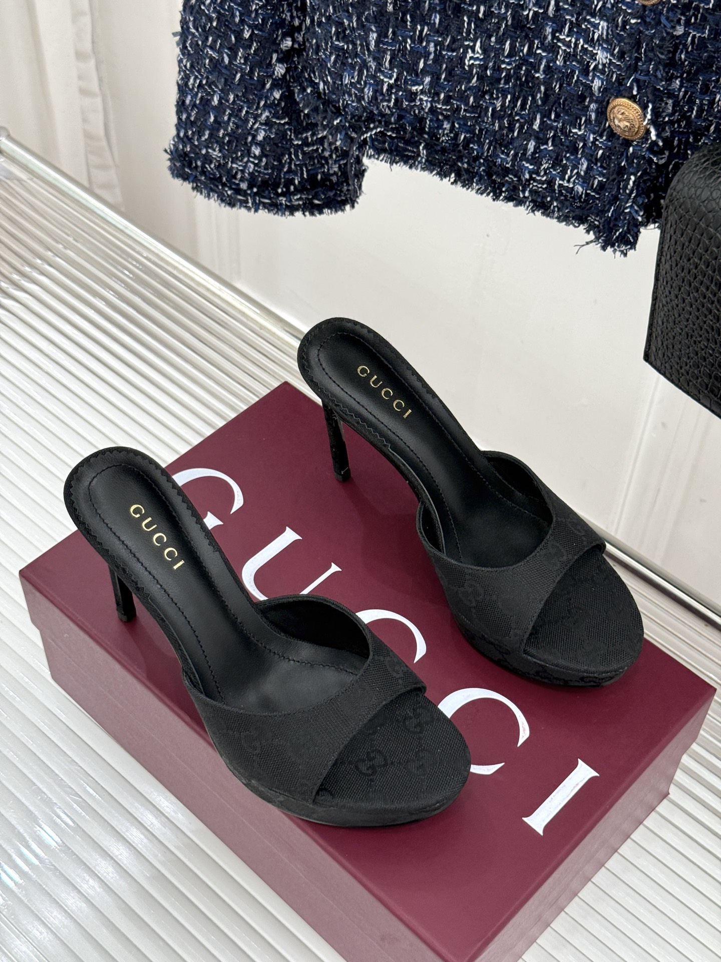 Gucci/古驰26WF新品马衔扣 鱼嘴防水台细跟高跟拖鞋 演绎复古奢华与现代气场的融合之作。 标志性金属马衔扣点缀鱼嘴 Gucci/古驰26WF新品马衔扣 鱼嘴防水台细跟高跟拖鞋 演绎复古奢华与现代气场的融合之作。 标志性金属马衔扣点缀鱼嘴