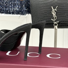 Gucci/古驰26WF新品马衔扣 鱼嘴防水台细跟高跟拖鞋 演绎复古奢华与现代气场的融合之作。 标志性金属马衔扣点缀鱼嘴 Gucci/古驰26WF新品马衔扣 鱼嘴防水台细跟高跟拖鞋 演绎复古奢华与现代气场的融合之作。 标志性金属马衔扣点缀鱼嘴