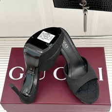 Gucci/古驰26WF新品马衔扣 鱼嘴防水台细跟高跟拖鞋 演绎复古奢华与现代气场的融合之作。 标志性金属马衔扣点缀鱼嘴 Gucci/古驰26WF新品马衔扣 鱼嘴防水台细跟高跟拖鞋 演绎复古奢华与现代气场的融合之作。 标志性金属马衔扣点缀鱼嘴