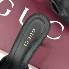 Gucci/古驰26WF新品马衔扣 鱼嘴防水台细跟高跟拖鞋 演绎复古奢华与现代气场的融合之作。 标志性金属马衔扣点缀鱼嘴 Gucci/古驰26WF新品马衔扣 鱼嘴防水台细跟高跟拖鞋 演绎复古奢华与现代气场的融合之作。 标志性金属马衔扣点缀鱼嘴