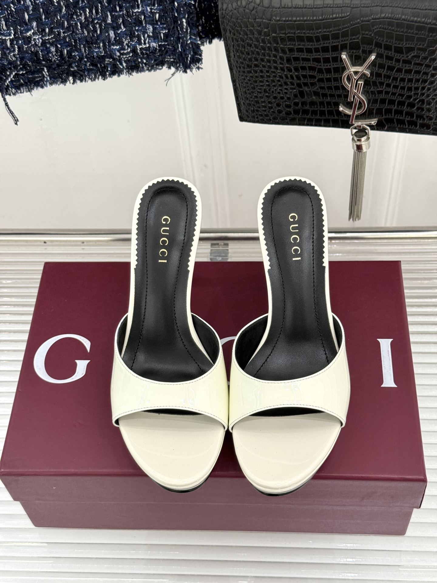Gucci/古驰26WF新品马衔扣 鱼嘴防水台细跟高跟拖鞋 演绎复古奢华与现代气场的融合之作。 标志性金属马衔扣点缀鱼嘴