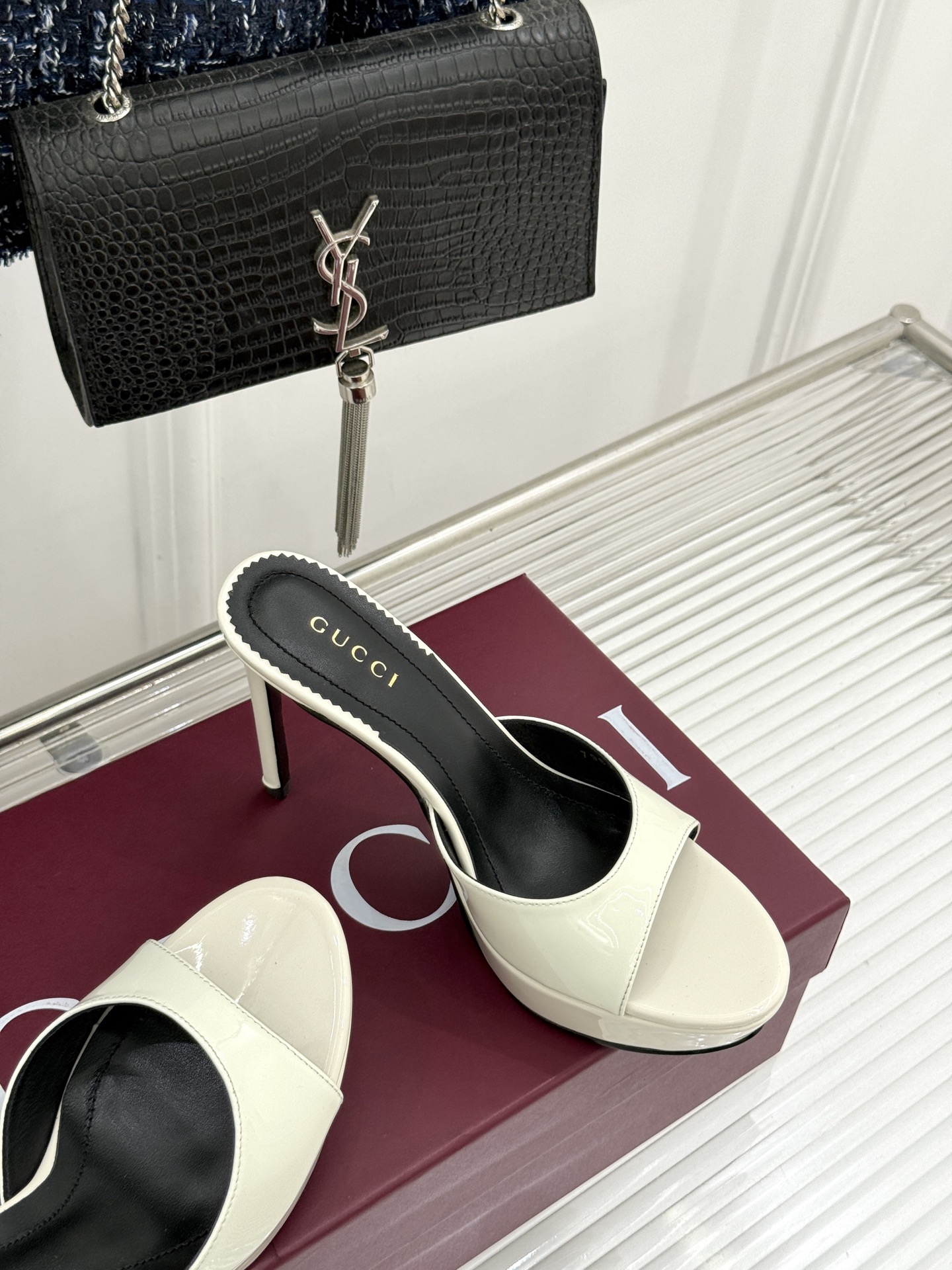 Gucci/古驰26WF新品马衔扣 鱼嘴防水台细跟高跟拖鞋 演绎复古奢华与现代气场的融合之作。 标志性金属马衔扣点缀鱼嘴