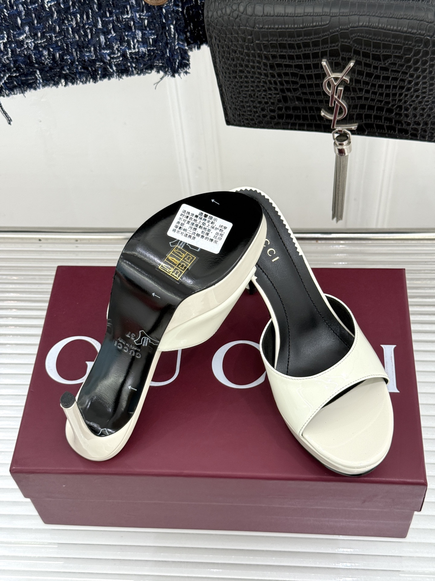 Gucci/古驰26WF新品马衔扣 鱼嘴防水台细跟高跟拖鞋 演绎复古奢华与现代气场的融合之作。 标志性金属马衔扣点缀鱼嘴