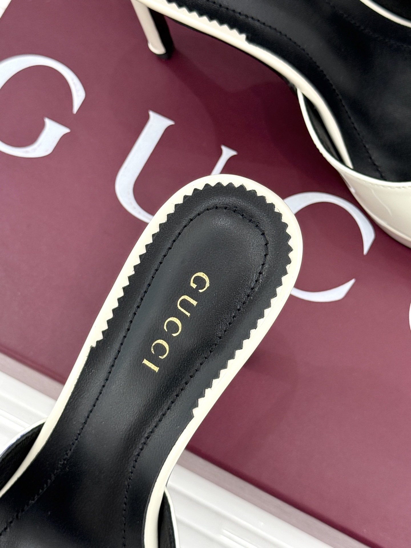 Gucci/古驰26WF新品马衔扣 鱼嘴防水台细跟高跟拖鞋 演绎复古奢华与现代气场的融合之作。 标志性金属马衔扣点缀鱼嘴