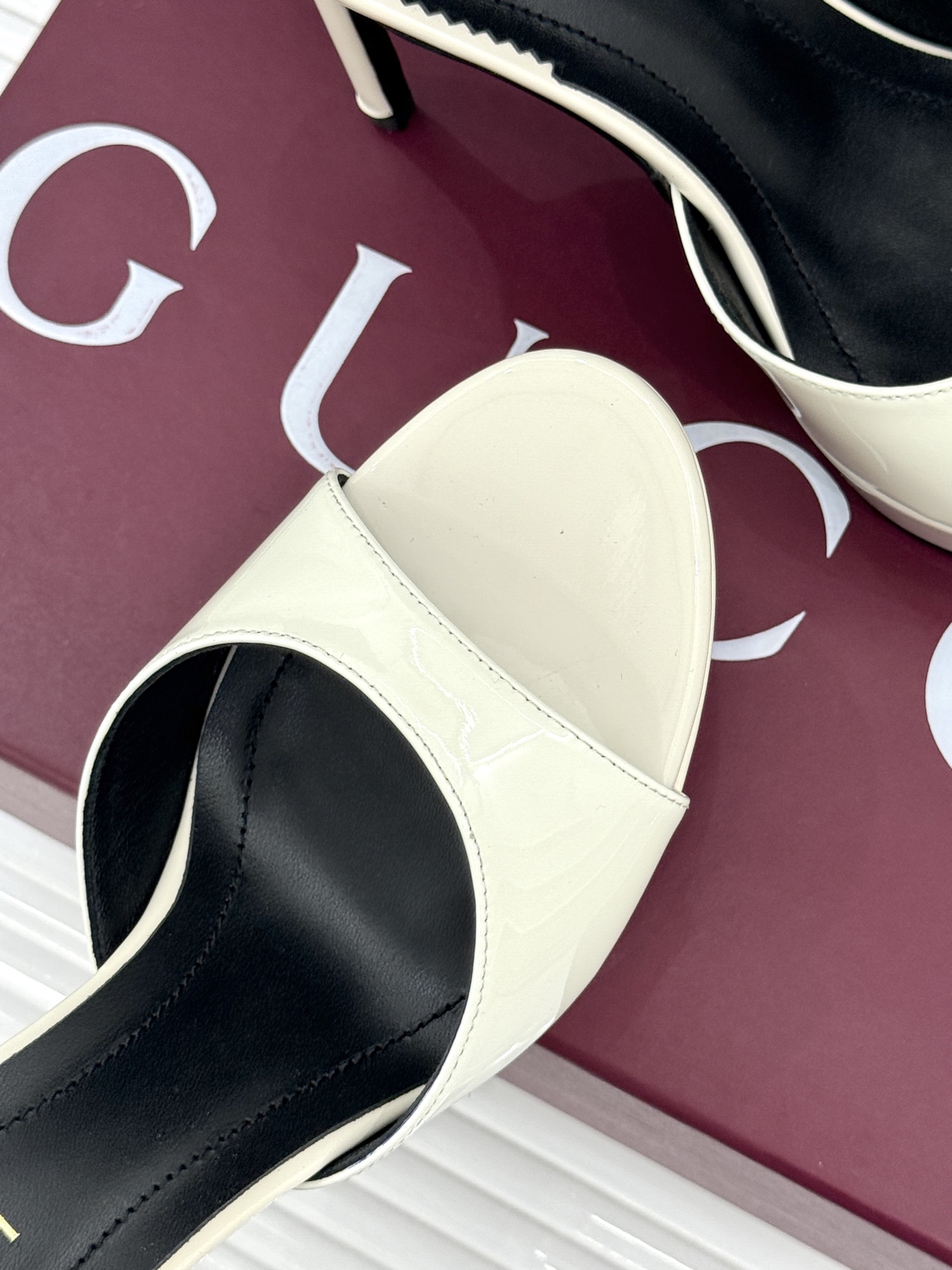 Gucci/古驰26WF新品马衔扣 鱼嘴防水台细跟高跟拖鞋 演绎复古奢华与现代气场的融合之作。 标志性金属马衔扣点缀鱼嘴