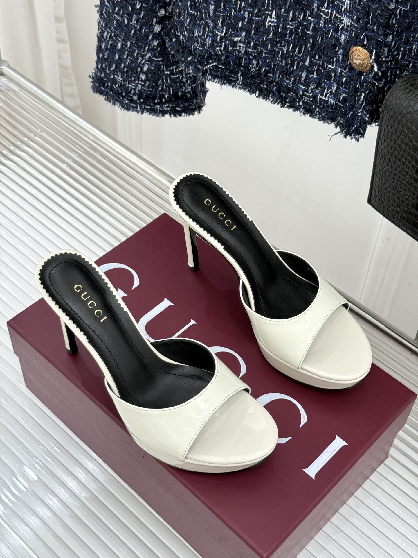Gucci/古驰26WF新品马衔扣 鱼嘴防水台细跟高跟拖鞋 演绎复古奢华与现代气场的融合之作。 标志性金属马衔扣点缀鱼嘴