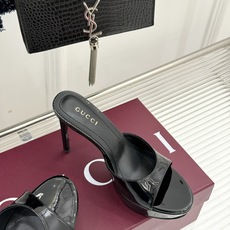 Gucci/古驰26WF新品马衔扣 鱼嘴防水台细跟高跟拖鞋 演绎复古奢华与现代气场的融合之作。 标志性金属马衔扣点缀鱼嘴 Gucci/古驰26WF新品马衔扣 鱼嘴防水台细跟高跟拖鞋 演绎复古奢华与现代气场的融合之作。 标志性金属马衔扣点缀鱼嘴