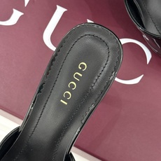 Gucci/古驰26WF新品马衔扣 鱼嘴防水台细跟高跟拖鞋 演绎复古奢华与现代气场的融合之作。 标志性金属马衔扣点缀鱼嘴 Gucci/古驰26WF新品马衔扣 鱼嘴防水台细跟高跟拖鞋 演绎复古奢华与现代气场的融合之作。 标志性金属马衔扣点缀鱼嘴