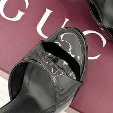 Gucci/古驰26WF新品马衔扣 鱼嘴防水台细跟高跟拖鞋 演绎复古奢华与现代气场的融合之作。 标志性金属马衔扣点缀鱼嘴 Gucci/古驰26WF新品马衔扣 鱼嘴防水台细跟高跟拖鞋 演绎复古奢华与现代气场的融合之作。 标志性金属马衔扣点缀鱼嘴
