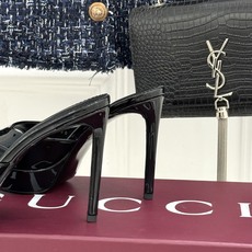 Gucci/古驰26WF新品马衔扣 鱼嘴防水台细跟高跟拖鞋 演绎复古奢华与现代气场的融合之作。 标志性金属马衔扣点缀鱼嘴 Gucci/古驰26WF新品马衔扣 鱼嘴防水台细跟高跟拖鞋 演绎复古奢华与现代气场的融合之作。 标志性金属马衔扣点缀鱼嘴