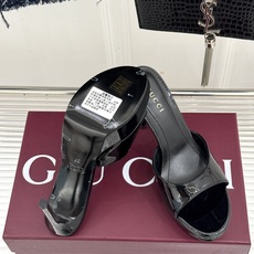 Gucci/古驰26WF新品马衔扣 鱼嘴防水台细跟高跟拖鞋 演绎复古奢华与现代气场的融合之作。 标志性金属马衔扣点缀鱼嘴 Gucci/古驰26WF新品马衔扣 鱼嘴防水台细跟高跟拖鞋 演绎复古奢华与现代气场的融合之作。 标志性金属马衔扣点缀鱼嘴