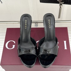 Gucci/古驰26WF新品马衔扣 鱼嘴防水台细跟高跟拖鞋 演绎复古奢华与现代气场的融合之作。 标志性金属马衔扣点缀鱼嘴 Gucci/古驰26WF新品马衔扣 鱼嘴防水台细跟高跟拖鞋 演绎复古奢华与现代气场的融合之作。 标志性金属马衔扣点缀鱼嘴