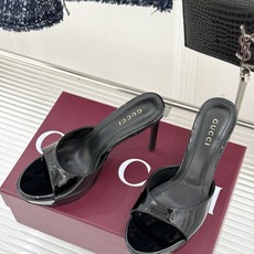 Gucci/古驰26WF新品马衔扣 鱼嘴防水台细跟高跟拖鞋 演绎复古奢华与现代气场的融合之作。 标志性金属马衔扣点缀鱼嘴 Gucci/古驰26WF新品马衔扣 鱼嘴防水台细跟高跟拖鞋 演绎复古奢华与现代气场的融合之作。 标志性金属马衔扣点缀鱼嘴