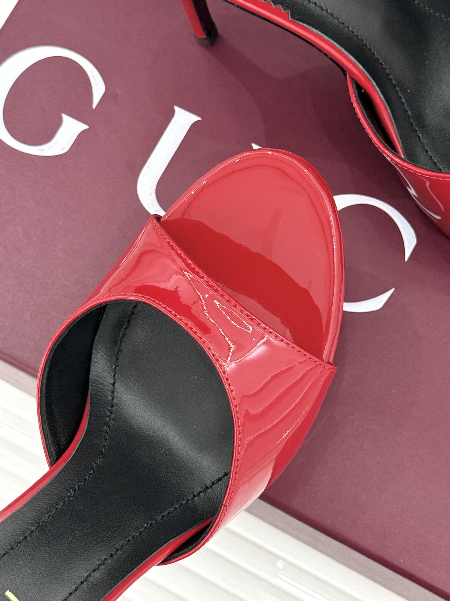 Gucci/古驰26WF新品马衔扣 鱼嘴防水台细跟高跟拖鞋 演绎复古奢华与现代气场的融合之作。 标志性金属马衔扣点缀鱼嘴
